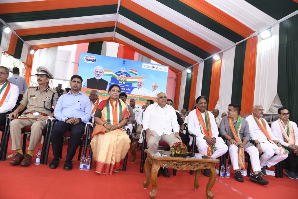 રાષ્ટ્રપ્રેમના રંગમા રંગાયું અમદાવાદ:  કુબેરનગર આદર્શ સ્કૂલથી મેઘાણીનગર...