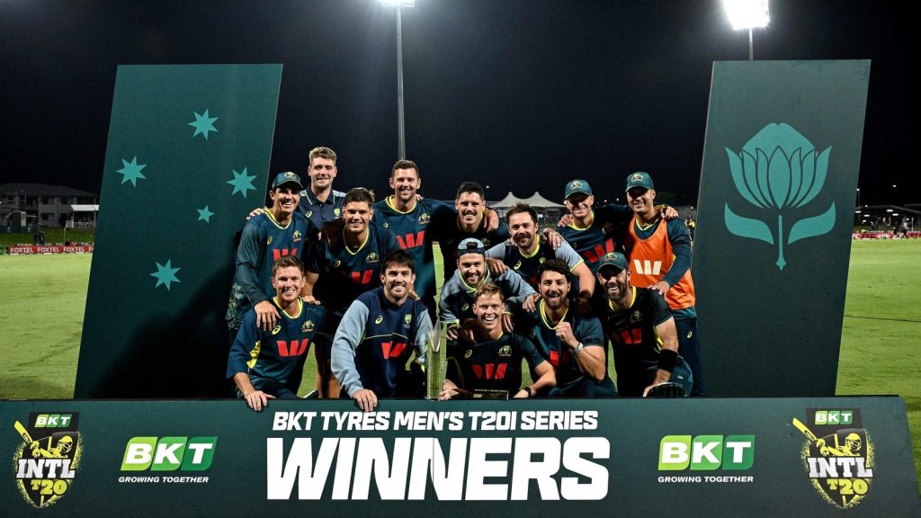 શનિવારે ત્રીજી ટી 20 મેચમાં Australia સ્ટ્રેલિયાએ દક્ષિણ આફ્રિકામાં બે વિકેટ લીધી હતી … ऑस्ट्रेलिया ने शनिवार को तीसरे टी-20 मुकाबले में दक्षिण अफ्रीका को दो विकेट...