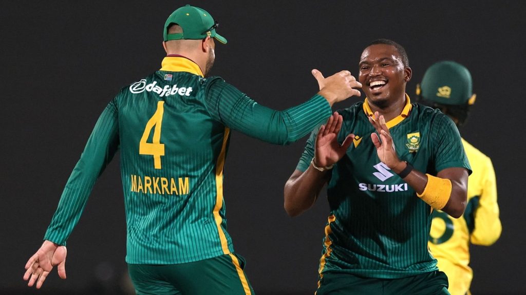 दक्षिण अफ्रीका इतिहास की पहली टीम बन गई है, जिसके दो गेंदबाजों ने...