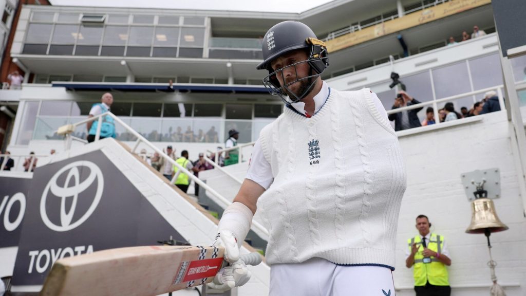 ક્રિસ આ વર્ષના અંતમાં યોજાનારી એશિઝ શ્રેણી સુધી ફિટ થવા માટે શોલ્ડર વોક કરે છે … क्रिस वोक्स इस साल के अंत में होने वाली एशेज सीरीज तक फिट होने के लिए कंधे...