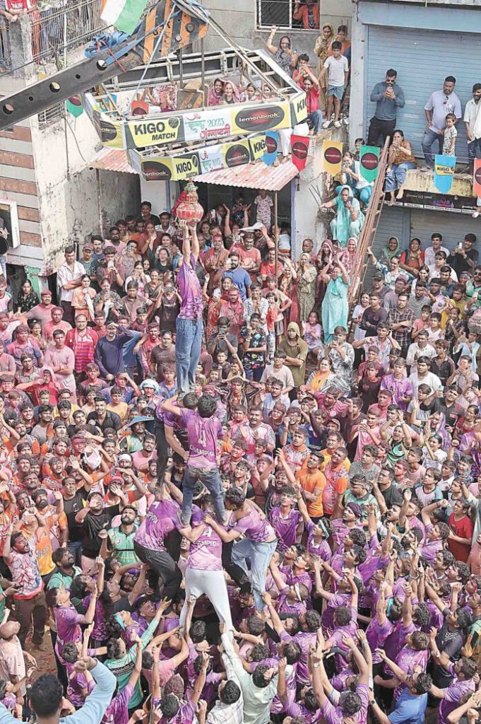 ગુજરાતમાં શ્રીકૃષ્ણ જન્મોત્સવની ભવ્ય ઉજવણી, મંદિરોમાં ભક્તોનું ઘોડાપુર ગુજરાતમાં શ્રીકૃષ્ણ જન્મોત્સવની ભવ્ય ઉજવણી, મંદિરોમાં ભક્તોનું ઘોડાપુર