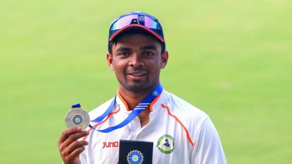 दानिश मालेवार अपने प्रथम श्रेणी करियर का पहला दोहरा शतक पूरा करने के बाद...