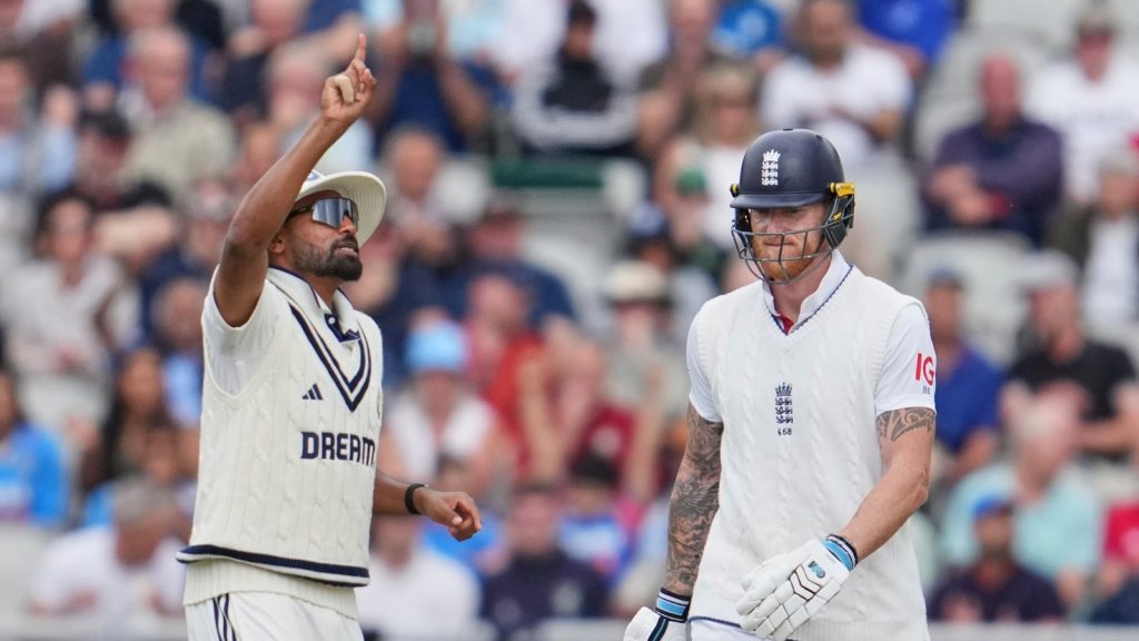 મોહમ્મદ સિરાજ ફક્ત આ મેચમાં જ નહીં પરંતુ આખી શ્રેણીમાં પણ રહ્યો. 23 વિકેટ … मोहम्मद सिराज इस मैच में ही नहीं बल्कि पूरी सीरीज में छाए रहे। 23 विकेटों के...