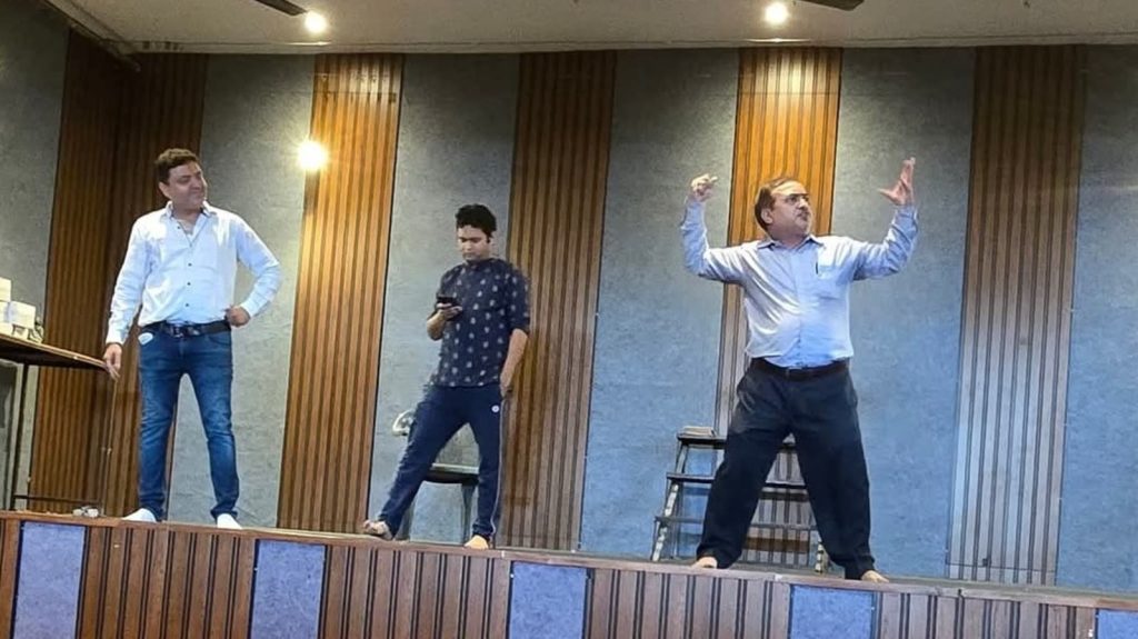 बरेली में एक डॉक्टर पिता और पुत्र की जोड़ी हर साल रामलीला में हिस्सा लेती...