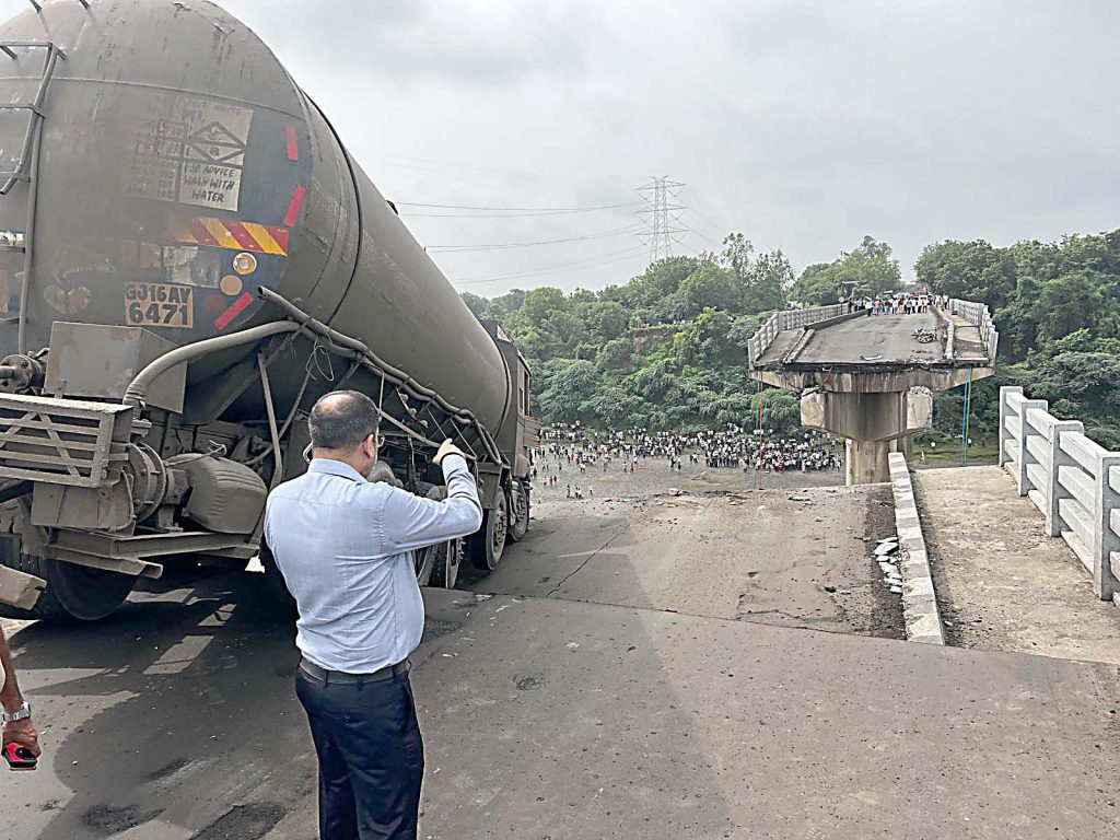 આખરે બહાર ખેંચી લેવામાં આવ્યું ગંભીરા બ્રિજ પર લટકતું ટેન્કર 