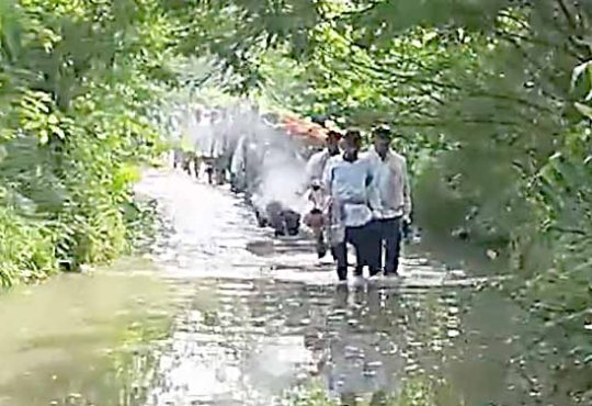 સાણંદના ધારાસભ્યના ગામમાં જ સ્મશાન તરફ જતાં રસ્તાનો ઉકેલ આવ્યો નથી