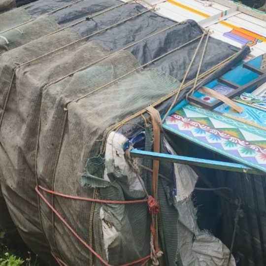 एक पिक-अप वैन में महिलाएं और बच्चे सवार थे, जो पापलवाडी गांव के कुंडेश्वर...