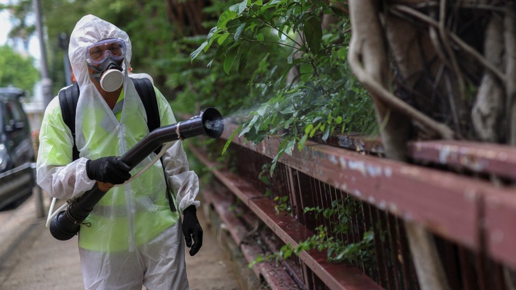 इस प्रकोप को नियंत्रित करने के लिए ग्वांगडोंग के गवर्नर वांग वेइजोंग ने 4...