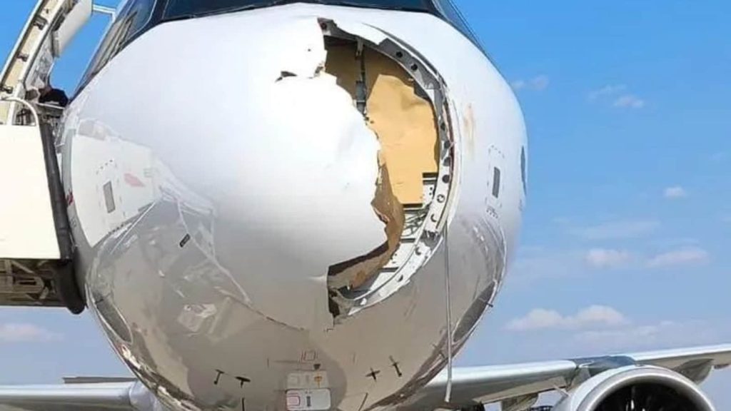 पक्षी टक्कर विमानन उद्योग में एक सामान्य घटना है, लेकिन यह शायद ही कभी इतने...