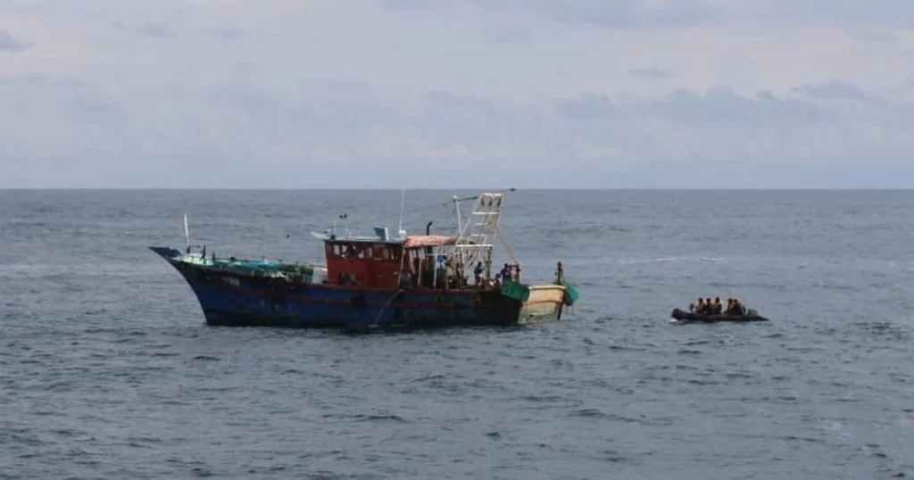 જાફરાબાદ નજીક દરિયામાં બે લાપત્તા બોટનો સંપર્ક થયો, ૧૭ ખલાસી સુરક્ષિત