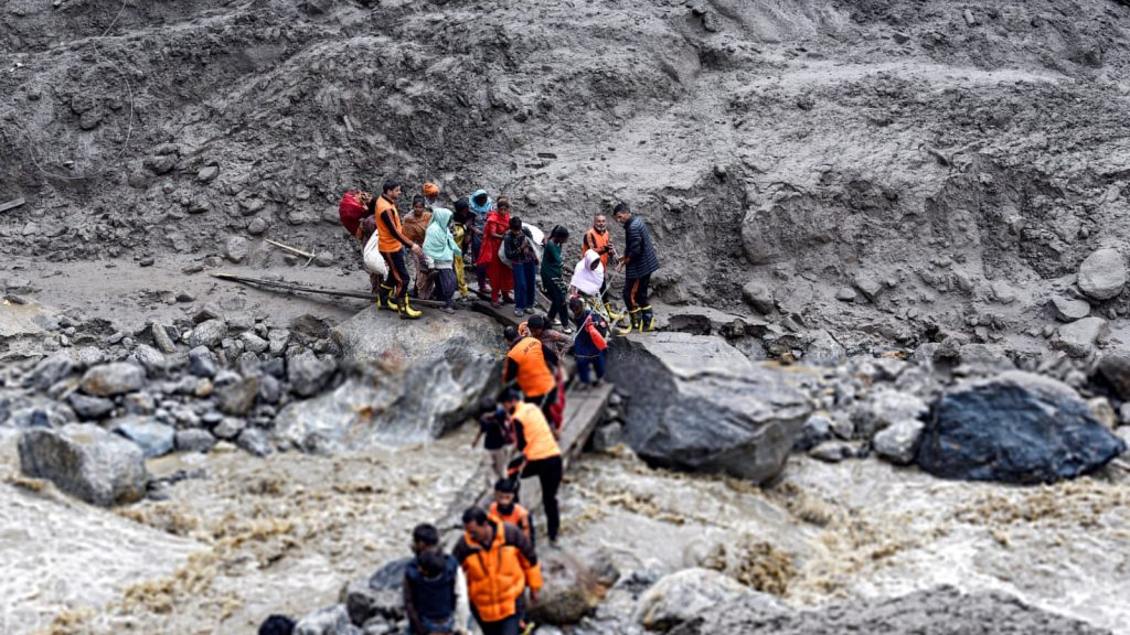 जीवित बचे प्रत्येक व्यक्ति के पास मौत के मुंह से बच निकलने की एक कहानी है।...
