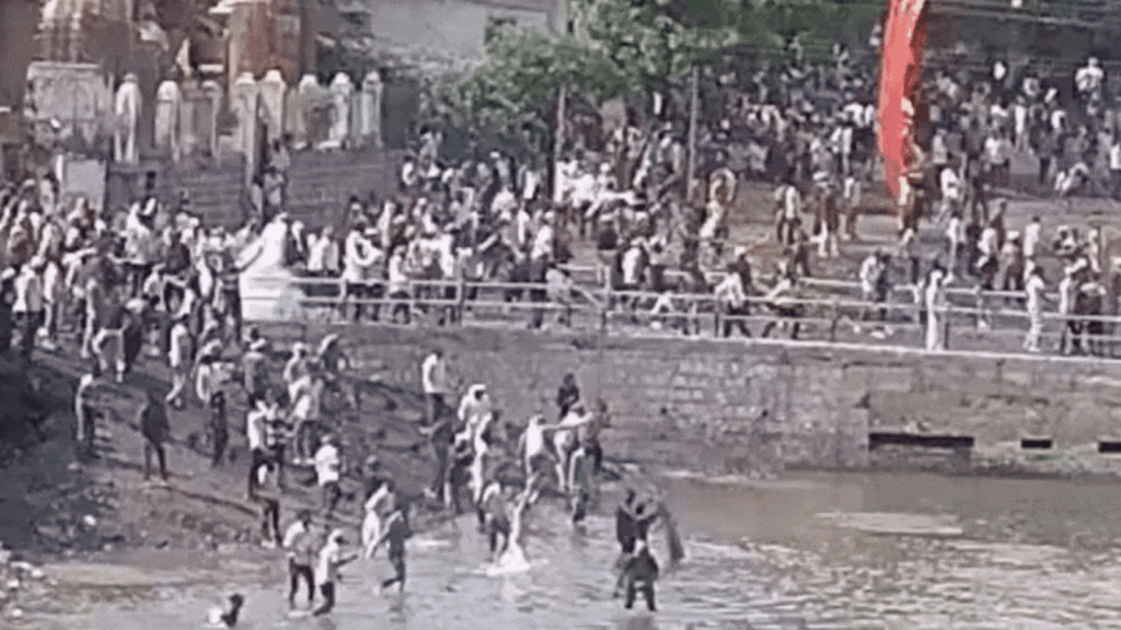 मध्य प्रदेश के पांढुर्णा में गोटमार मेले की पत्थरबाजी वाले पारंपरिक खेल...