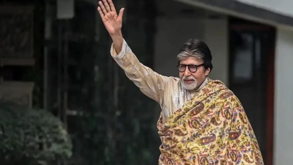 अमिताभ बच्चन ने ब्लॉग के जरिए बताया कि रविवार को जब फैंस से मिलने वह घर के...