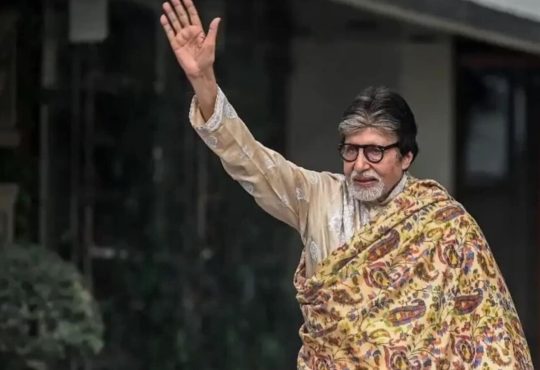 अमिताभ बच्चन ने ब्लॉग के जरिए बताया कि रविवार को जब फैंस से मिलने वह घर के...