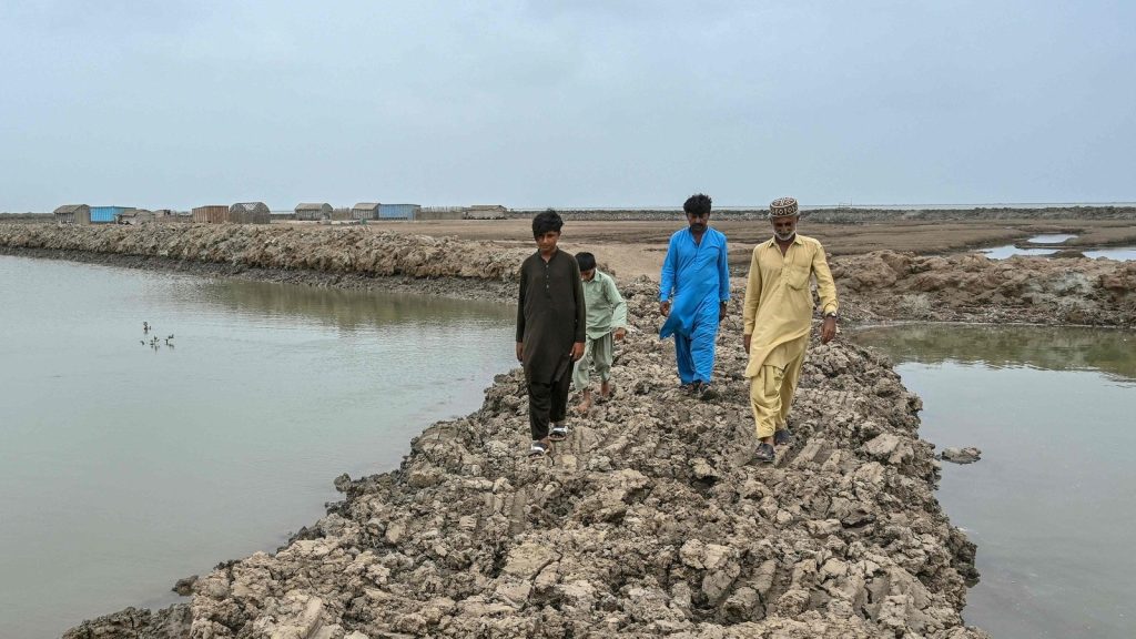 तिब्बत से शुरू होकर, सिंधु नदी पूरे पाकिस्तान में बहने से पहले कश्मीर से...