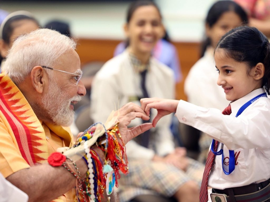 PHOTOS: प्रधानमंत्री मोदी ने मनाया रक्षाबंधन का त्योहार, नन्हीं बहनों ने बांधी...