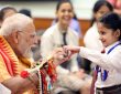 PHOTOS: प्रधानमंत्री मोदी ने मनाया रक्षाबंधन का त्योहार, नन्हीं बहनों ने बांधी...