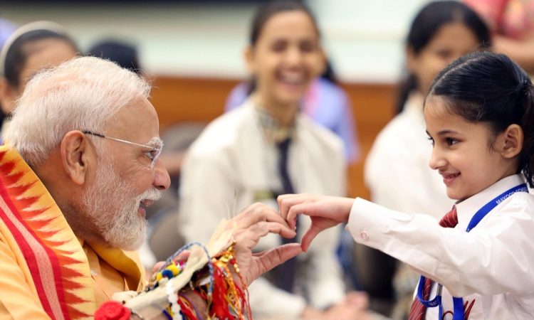 PHOTOS: प्रधानमंत्री मोदी ने मनाया रक्षाबंधन का त्योहार, नन्हीं बहनों ने बांधी...