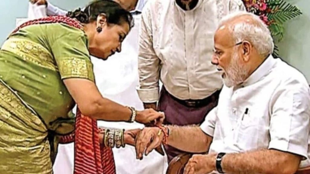 कमर मोहसिन शेख का दावा है कि वह पहली बार पीएम मोदी से साल 1990 में मिलीं थीं।...