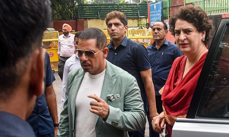 जमीन की रजिस्ट्री 12 फरवरी 2008 को हुई थी, जिसमें 7.5 करोड़ का भुगतान चेक नंबर 607251...