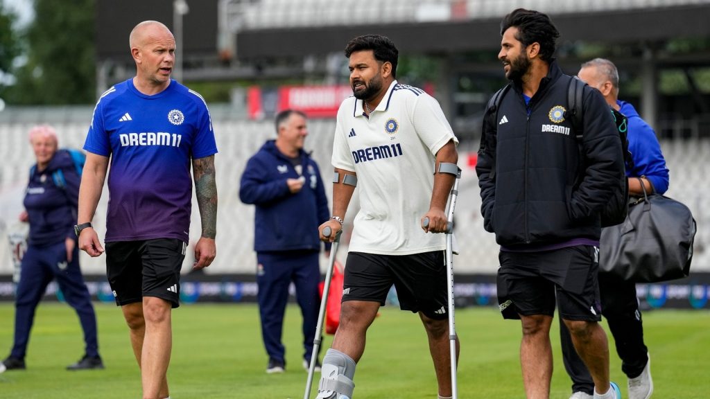 ऋषभ पंत ने इंस्टाग्राम स्टोरी पर अपने फ्रैक्चर पैर की तस्वीर शेयर कर अपना...