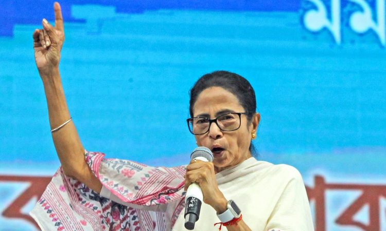 पश्चिम बंगाल की मुख्यमंत्री ममता बनर्जी ने रविवार को दिल्ली पुलिस पर एक...
