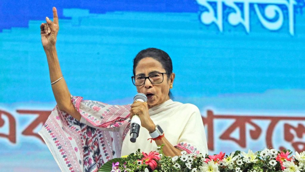 ममता बनर्जी ने आदिवासी बहुल क्षेत्र में लगभग 3 किलोमीटर की पदयात्रा की,...