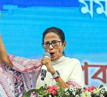 ममता बनर्जी ने आदिवासी बहुल क्षेत्र में लगभग 3 किलोमीटर की पदयात्रा की,...