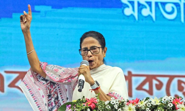 ममता बनर्जी ने आदिवासी बहुल क्षेत्र में लगभग 3 किलोमीटर की पदयात्रा की,...
