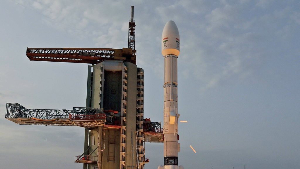 ભારે પાણીના આગમન પછી પશ્ચિમી મહારાષ્ટ્રમાં કોલ્હાપુરનો રાધાનાગ્રી ડેમ … पश्चिमी महाराष्ट्र में कोल्हापुर के राधानगरी बांध ने भारी जल आवक के बाद...