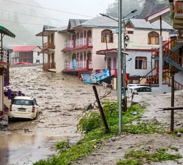उत्तरकाशी के धराली गांव में बादल फटने के बाद खीरगंगा नदी में अचानक बाढ़ आ...