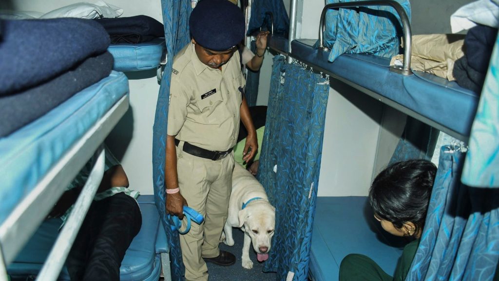 Indian Railways Round Trip Package: रेलवे के मुताबिक, अगर कोई यात्री एकसाथ आने-जाने का टिकट बुक...