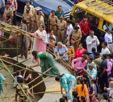 कुछ दिनों पहले हाई कोर्ट ने कहा था कि कबूतरों को दाना देना सार्वजनिक...