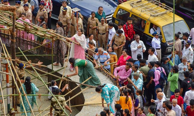 कुछ दिनों पहले हाई कोर्ट ने कहा था कि कबूतरों को दाना देना सार्वजनिक...