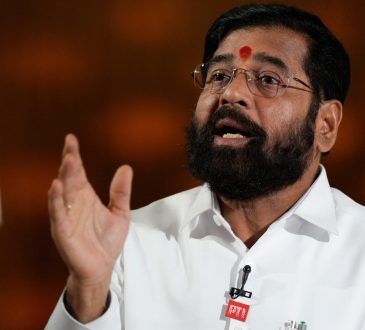 महाराष्ट्र के डिप्टी सीएम एकनाथ शिंदे ने गुरुवार को अपने धुर विरोधी उद्धव...