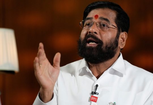 महाराष्ट्र के डिप्टी सीएम एकनाथ शिंदे ने गुरुवार को अपने धुर विरोधी उद्धव...