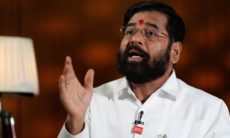महाराष्ट्र के डिप्टी सीएम एकनाथ शिंदे ने गुरुवार को अपने धुर विरोधी उद्धव...