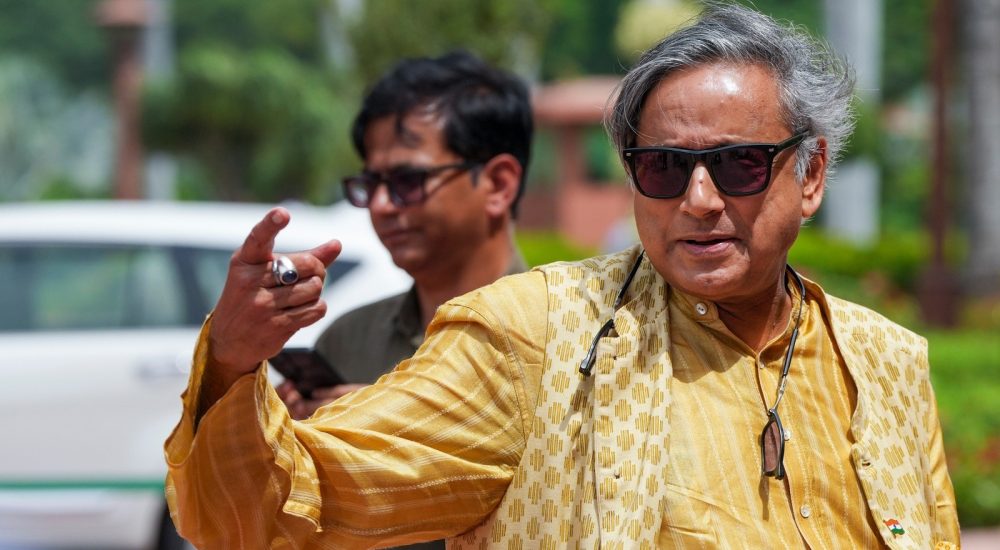 थरूर ने ट्रंप के दूसरे कार्यकाल को आड़े हाथों लिया और कहा कि यह कार्यकाल भी...