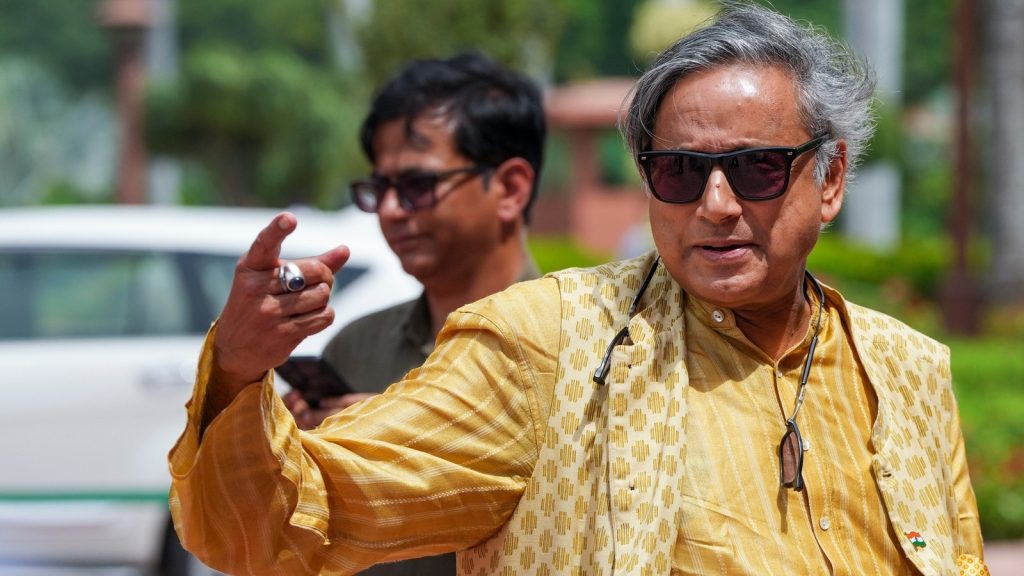 थरूर ने ट्रंप के दूसरे कार्यकाल को आड़े हाथों लिया और कहा कि यह कार्यकाल भी...