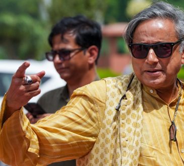 थरूर ने ट्रंप के दूसरे कार्यकाल को आड़े हाथों लिया और कहा कि यह कार्यकाल भी...