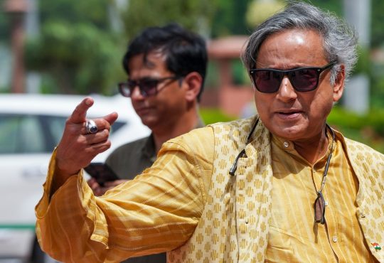 थरूर ने ट्रंप के दूसरे कार्यकाल को आड़े हाथों लिया और कहा कि यह कार्यकाल भी...