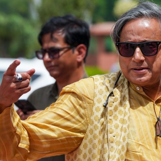 थरूर ने ट्रंप के दूसरे कार्यकाल को आड़े हाथों लिया और कहा कि यह कार्यकाल भी...