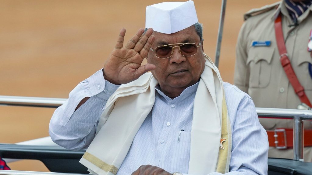 बीजेपी ने कहा है कि कर्नाटक के मुख्यमंत्री सिद्धारमैया ने अपनी कुर्सी...