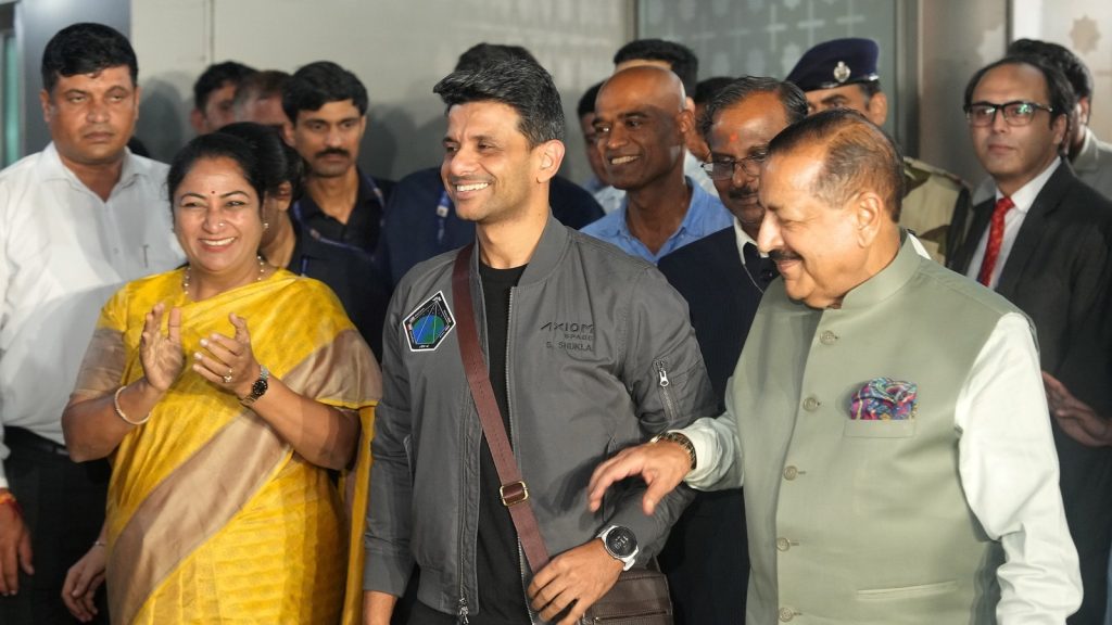 શુભનશુ શુક્લા: અવકાશયાત્રી શુભનશુ શુક્લાએ આ મિશન પૂરું કર્યું અને ભારત પરત ફર્યા … Shubhanshu Shukla: अंतरिक्ष यात्री शुभांशु शुक्ला मिशन खत्म करके भारत वापस लौट आए...