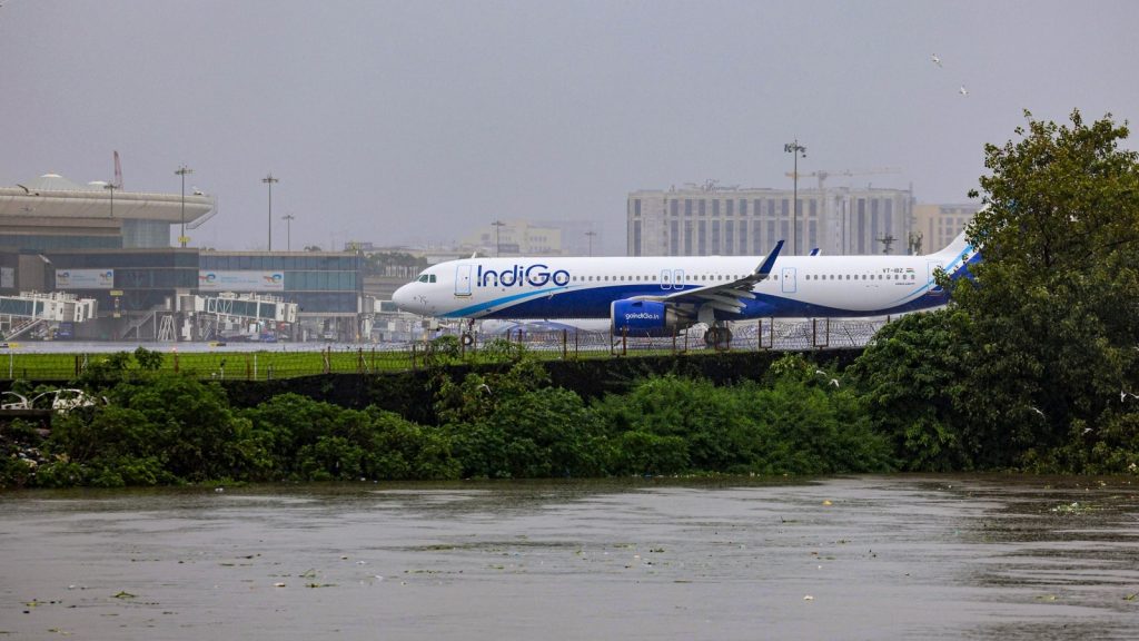 महाराष्ट्र के मुंबई में भारी बारिश के कारण राज्य के हवाई अड्डे पर मंगलवार...