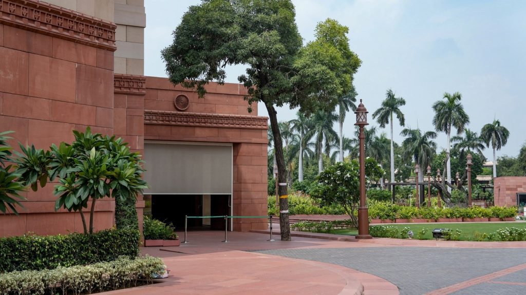 नए संसद भवन के गज द्वार पर लगा एक पेड़ सुरक्षा के लिए खतरा पैदा कर सकता है।...