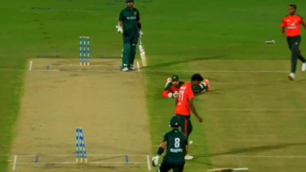 પાકિસ્તાન શાહીન ઓપનર મોહમ્મદ નાફે અને યાસિર ખાન … पाकिस्तान शाहीन्स के सलामी बल्लेबाज मोहम्मद नफे और यासिर खान के बीच...