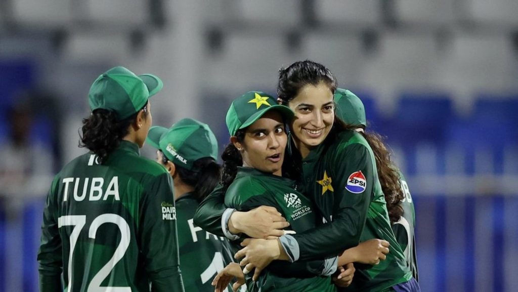 आयरलैंड के खिलाफ T20I मैच में डेब्यू करने वाली बल्लेबाज इमन फातिमा को भारत और...