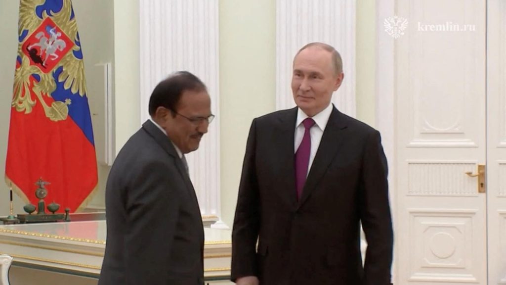 યુએસ પ્રમુખ ડોનાલ્ડ ટ્રમ્પે ભારતના રશિયા પાસેથી તેલ ખરીદવાનું ચાલુ રાખ્યું … अमेरिकी राष्ट्रपति डोनाल्ड ट्रंप ने भारत की रूस से तेल खरीद जारी रखने के...