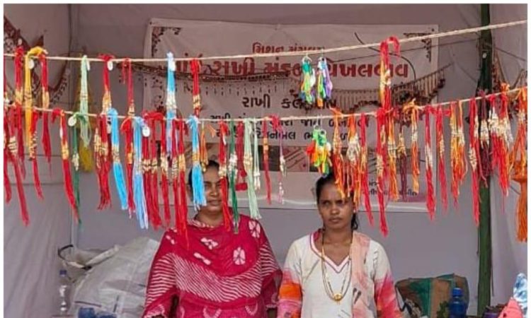 સખીમંડળની પ્રત્યેક બહેનોએ રાખડી બનાવીને વાર્ષિક રૂ. ૭૨,૦૦૦ની આવક મેળવી